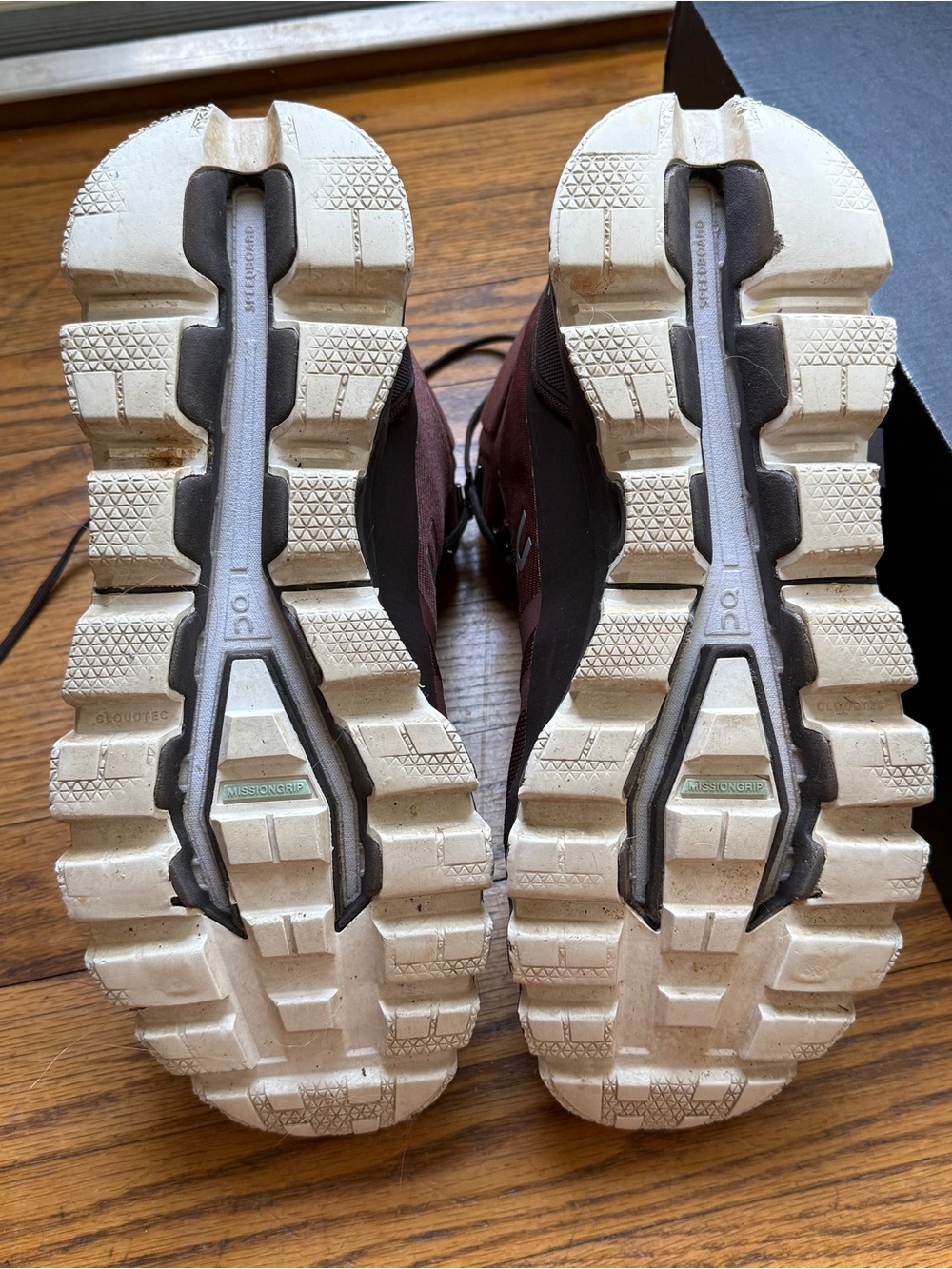 On Cloud maroon and red hiking boots - Picture 3 of 5